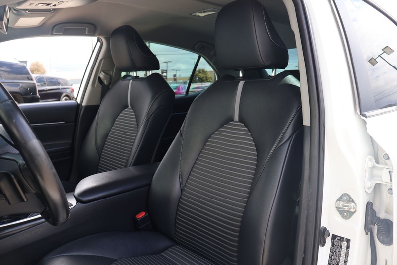 Toyota Camry Vehicle Full-screen Gallery Image 16