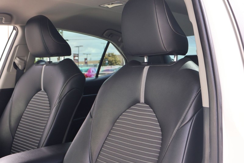 Toyota Camry Vehicle Full-screen Gallery Image 17