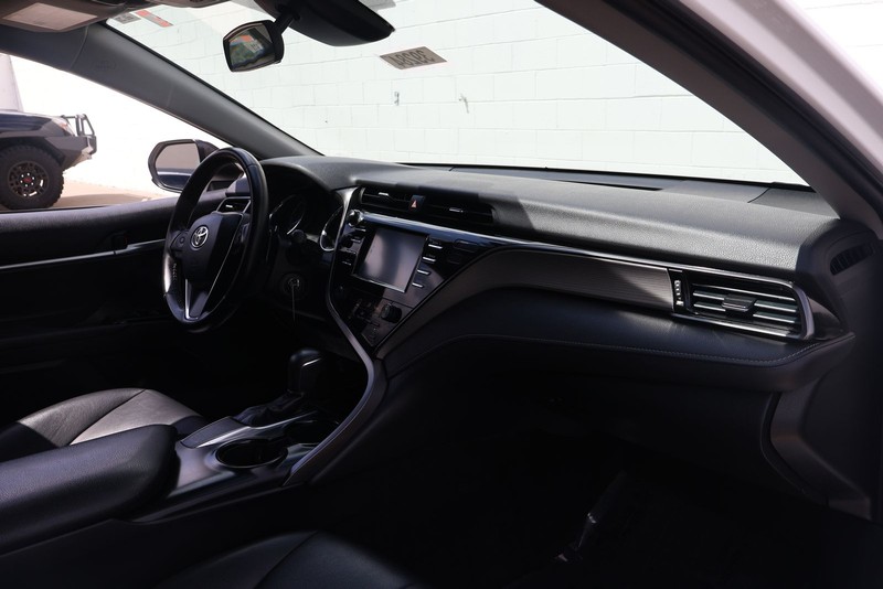 Toyota Camry Vehicle Full-screen Gallery Image 18