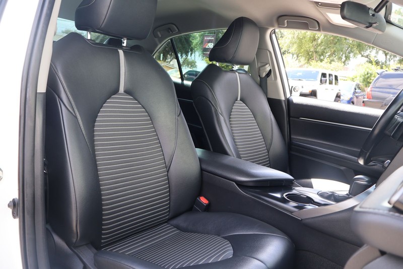 Toyota Camry Vehicle Full-screen Gallery Image 19