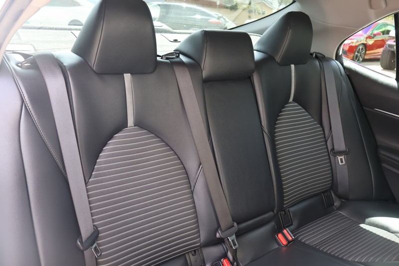 Toyota Camry Vehicle Full-screen Gallery Image 20