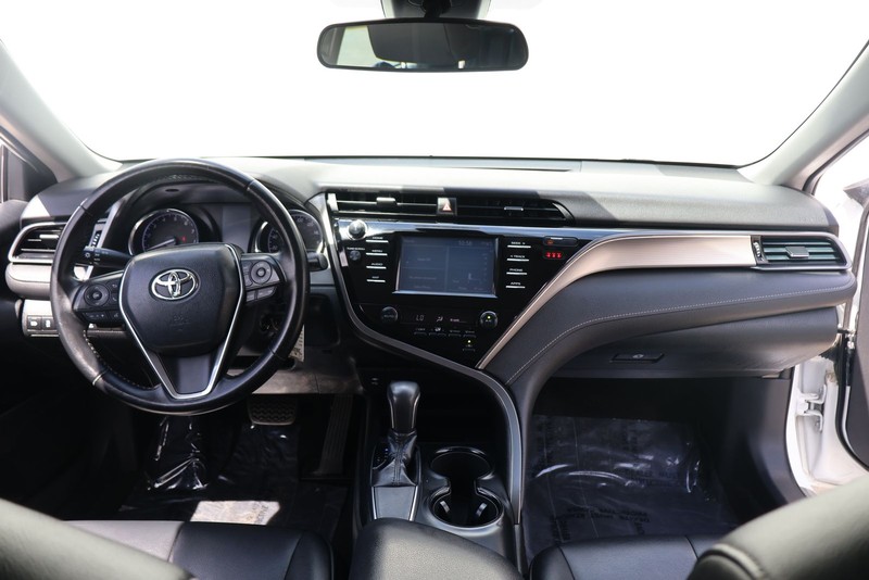 Toyota Camry Vehicle Full-screen Gallery Image 21
