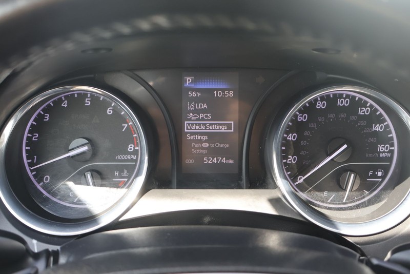 Toyota Camry Vehicle Full-screen Gallery Image 22