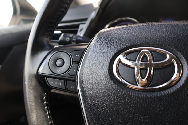 Toyota Camry Vehicle Full-screen Gallery Image 24