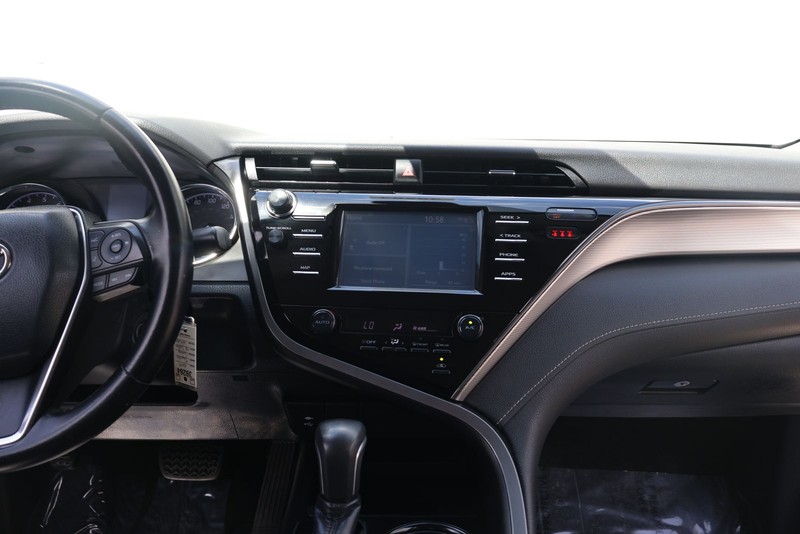 Toyota Camry Vehicle Full-screen Gallery Image 26