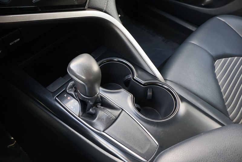 Toyota Camry Vehicle Full-screen Gallery Image 29