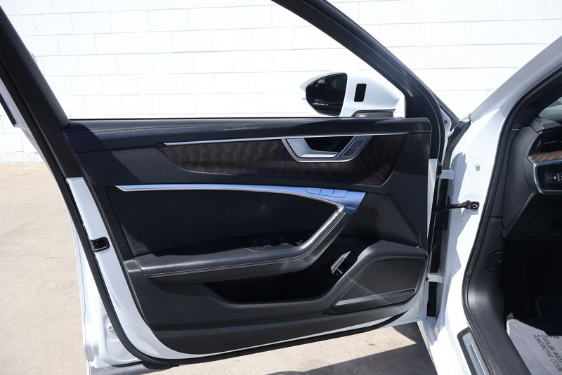 Audi A6 Vehicle Full-screen Gallery Image 15