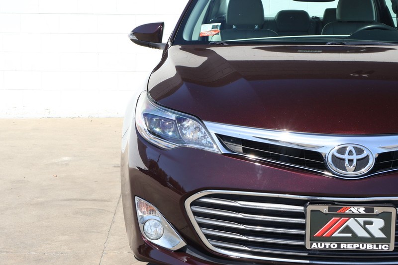 Toyota Avalon Vehicle Full-screen Gallery Image 03