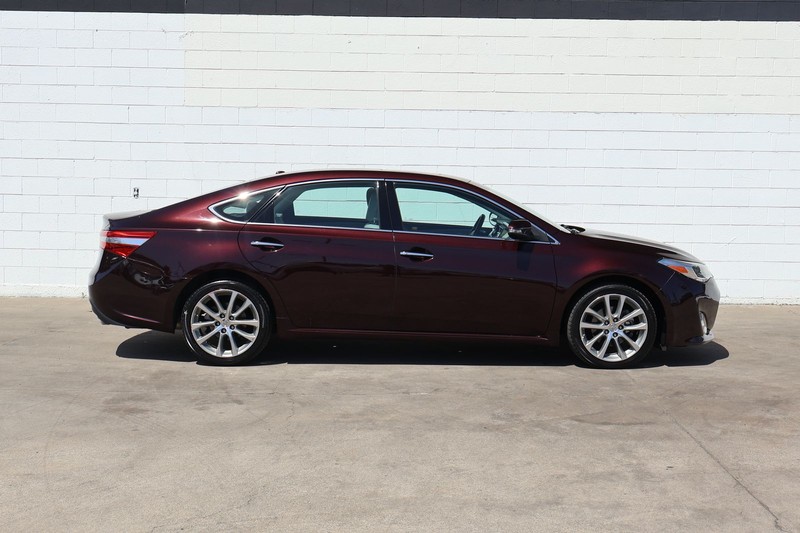 Toyota Avalon Vehicle Full-screen Gallery Image 04