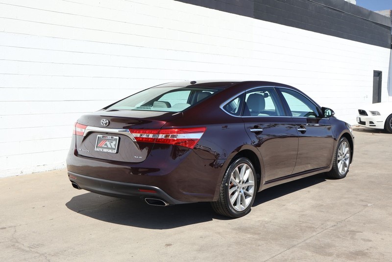 Toyota Avalon Vehicle Full-screen Gallery Image 05