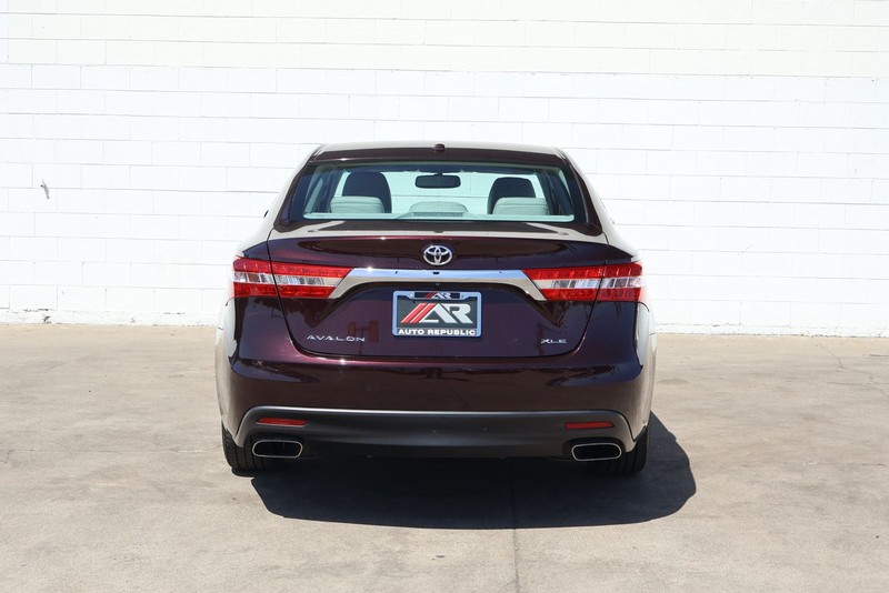 Toyota Avalon Vehicle Full-screen Gallery Image 06