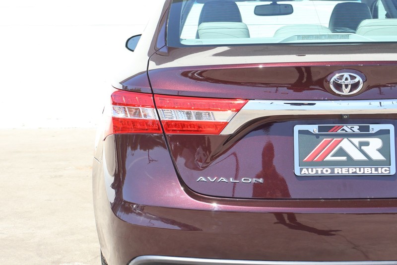 Toyota Avalon Vehicle Full-screen Gallery Image 07