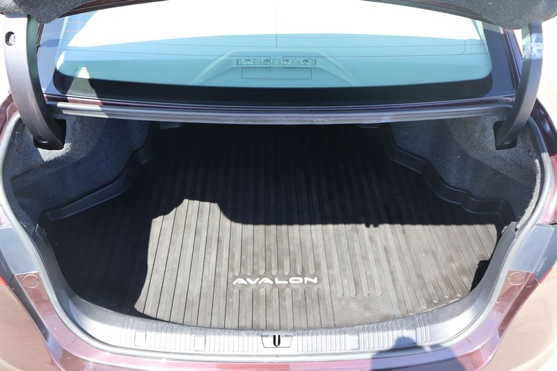 Toyota Avalon Vehicle Full-screen Gallery Image 08