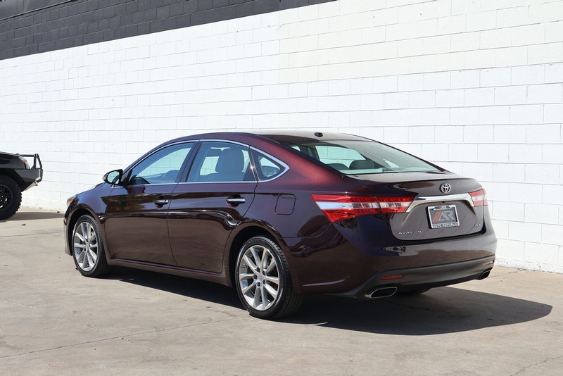 Toyota Avalon Vehicle Full-screen Gallery Image 09