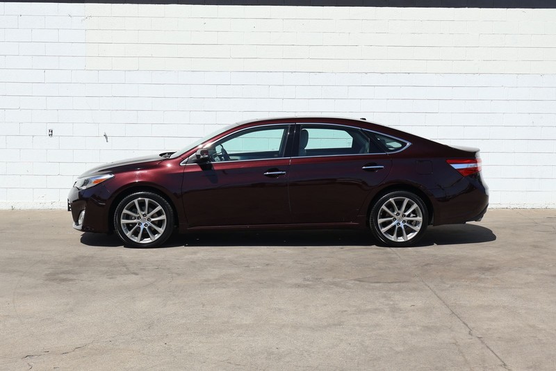 Toyota Avalon Vehicle Full-screen Gallery Image 10