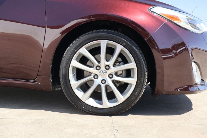 Toyota Avalon Vehicle Full-screen Gallery Image 13