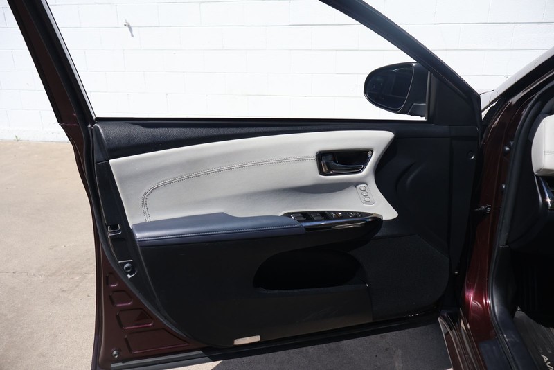 Toyota Avalon Vehicle Full-screen Gallery Image 14
