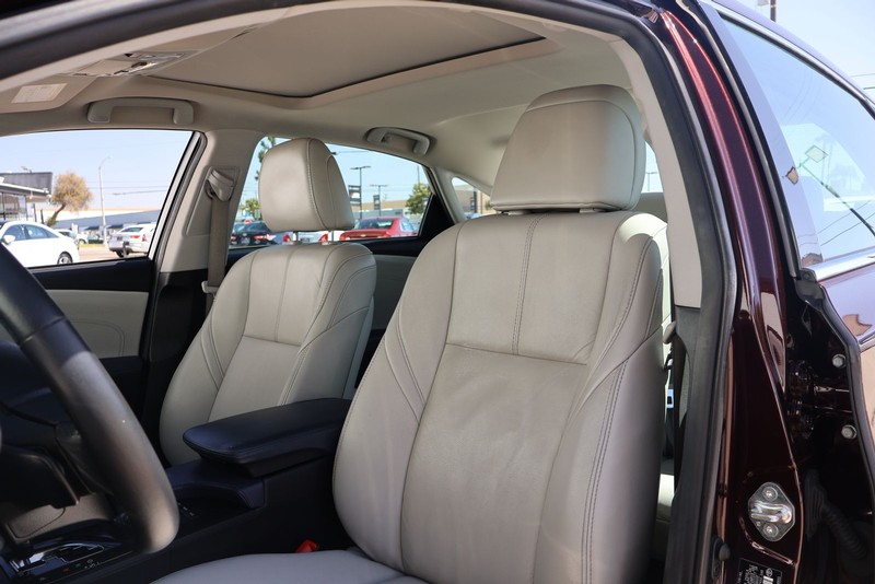 Toyota Avalon Vehicle Full-screen Gallery Image 16