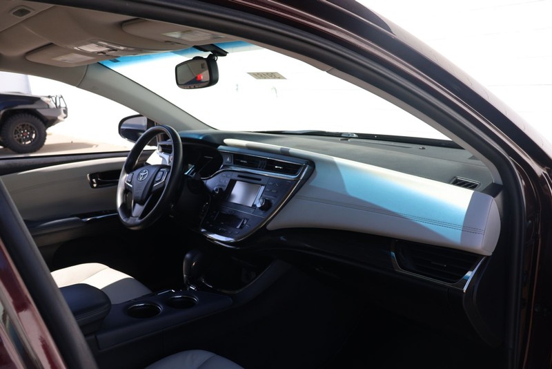 Toyota Avalon Vehicle Full-screen Gallery Image 18