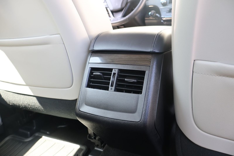 Toyota Avalon Vehicle Full-screen Gallery Image 21