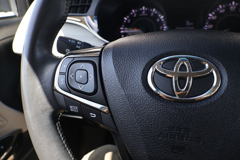 Toyota Avalon Vehicle Full-screen Gallery Image 26