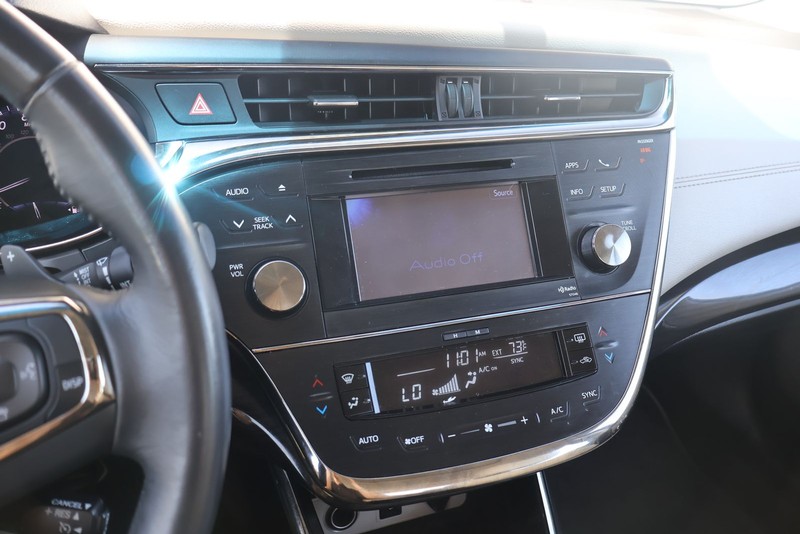Toyota Avalon Vehicle Full-screen Gallery Image 29