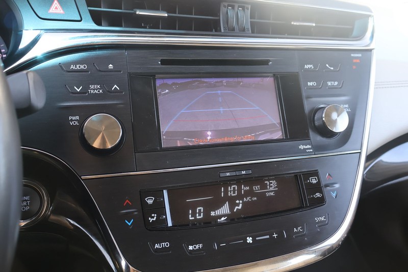 Toyota Avalon Vehicle Full-screen Gallery Image 30