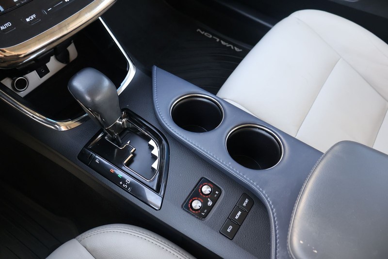 Toyota Avalon Vehicle Full-screen Gallery Image 31