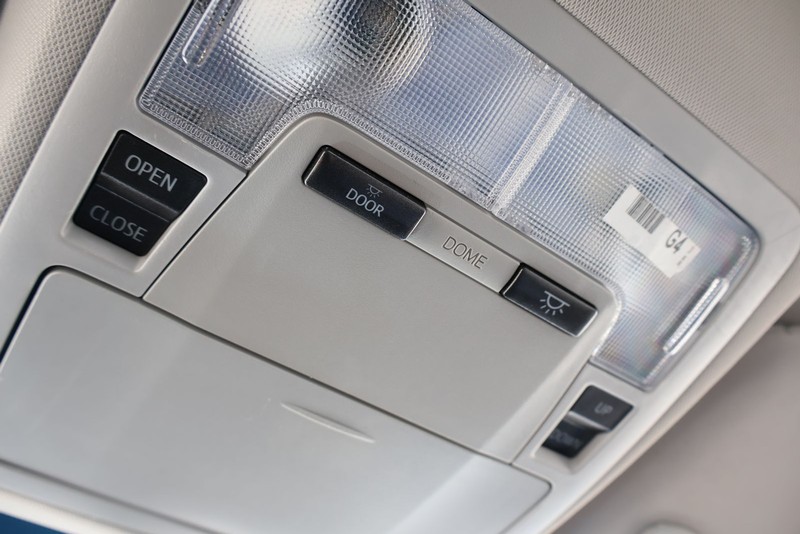 Toyota Avalon Vehicle Full-screen Gallery Image 32