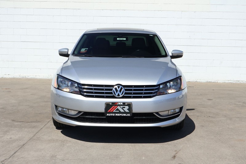 Volkswagen Passat Vehicle Full-screen Gallery Image 02