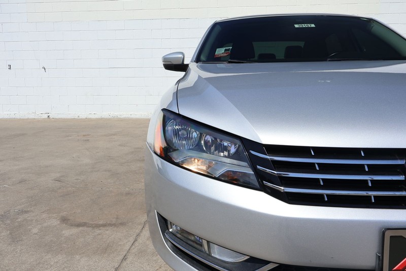 Volkswagen Passat Vehicle Full-screen Gallery Image 03