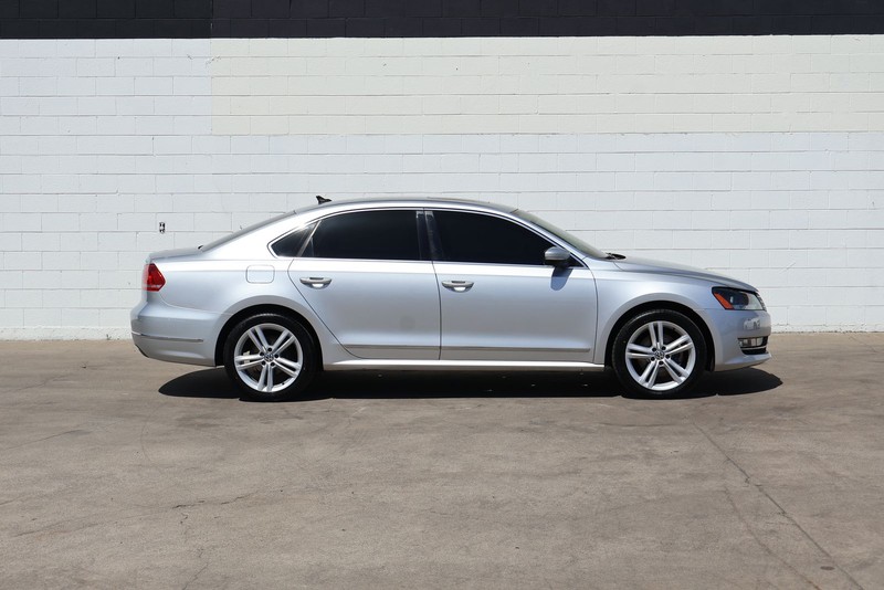 Volkswagen Passat Vehicle Full-screen Gallery Image 04