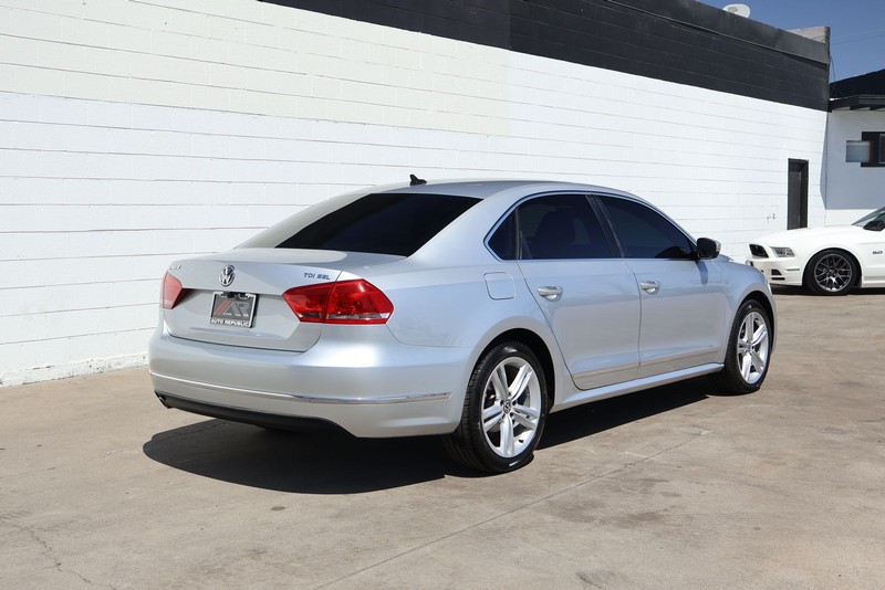 Volkswagen Passat Vehicle Full-screen Gallery Image 05