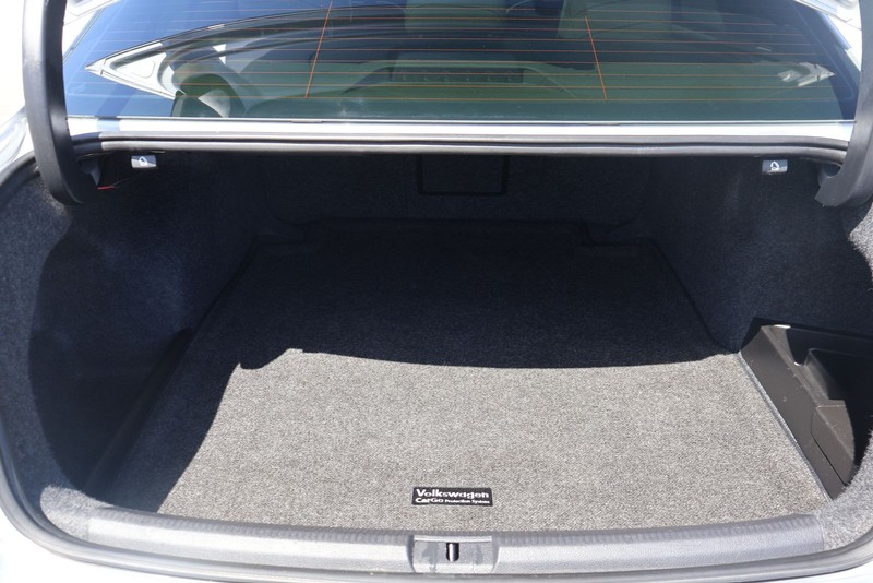 Volkswagen Passat Vehicle Full-screen Gallery Image 08