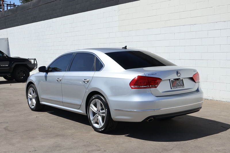 Volkswagen Passat Vehicle Full-screen Gallery Image 09
