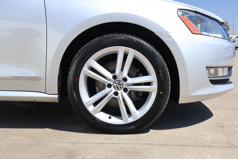 Volkswagen Passat Vehicle Full-screen Gallery Image 12