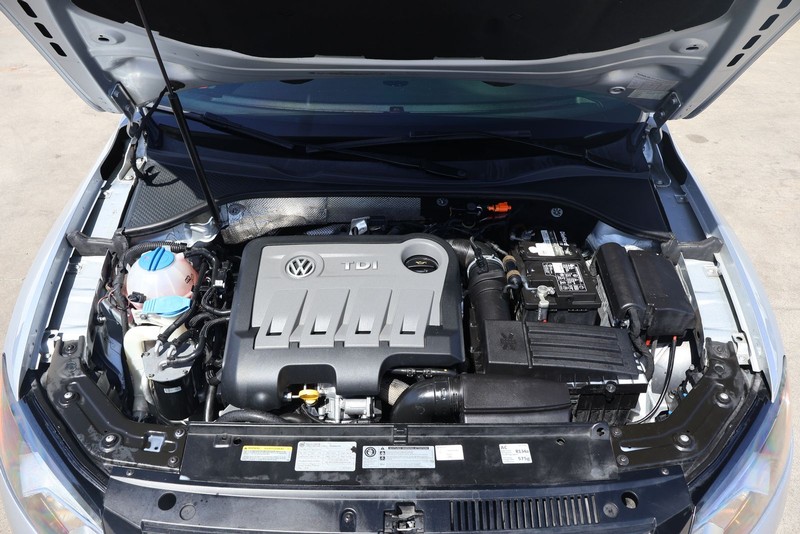 Volkswagen Passat Vehicle Full-screen Gallery Image 13
