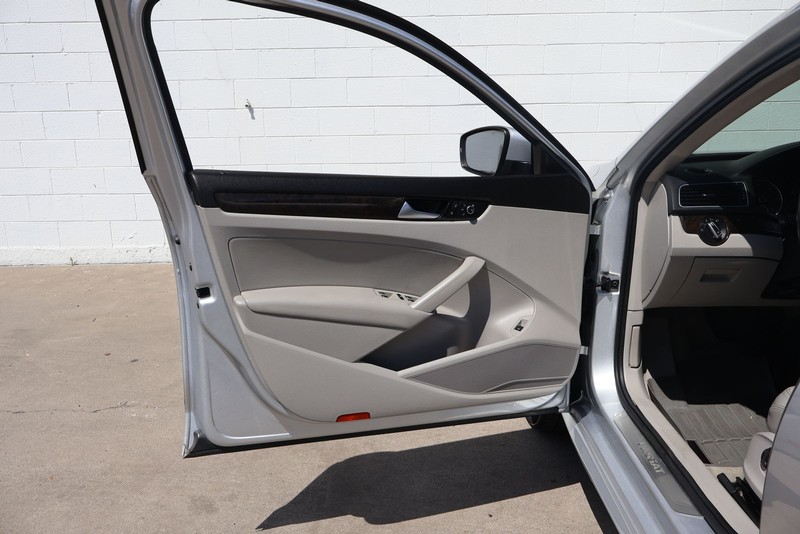 Volkswagen Passat Vehicle Full-screen Gallery Image 14