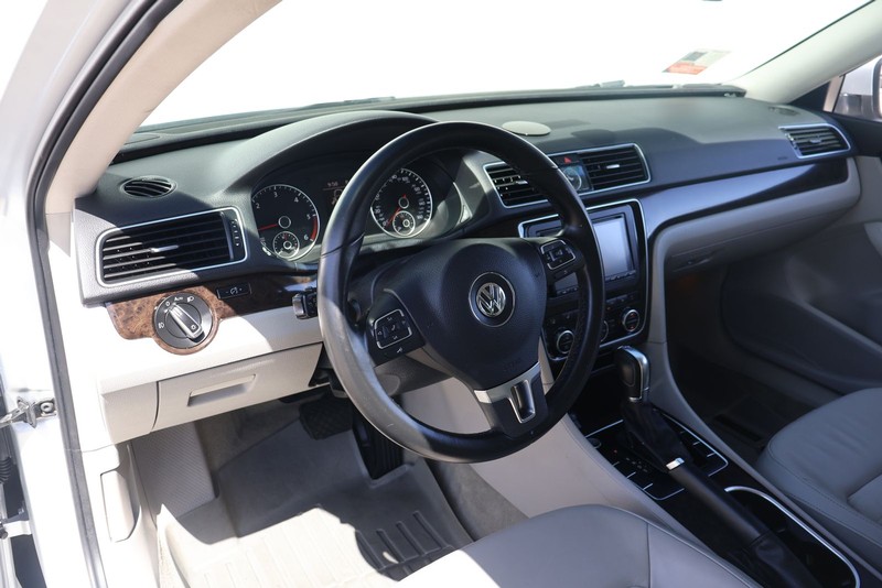 Volkswagen Passat Vehicle Full-screen Gallery Image 15