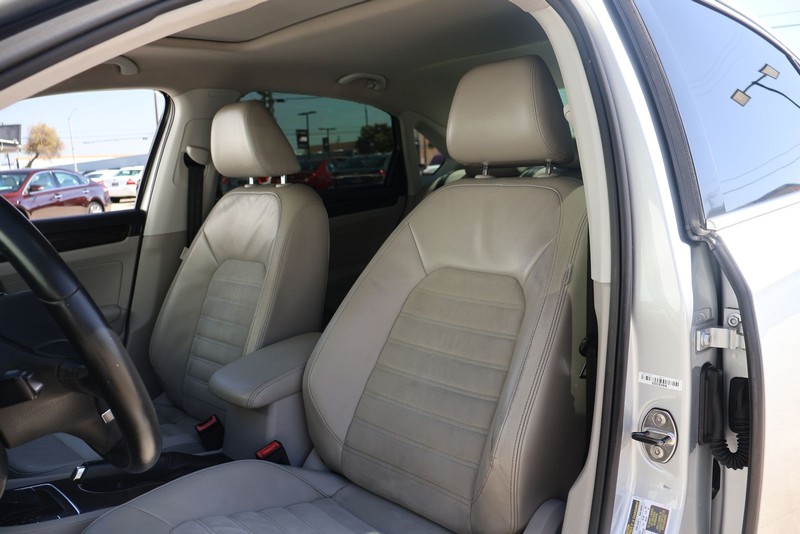 Volkswagen Passat Vehicle Full-screen Gallery Image 16