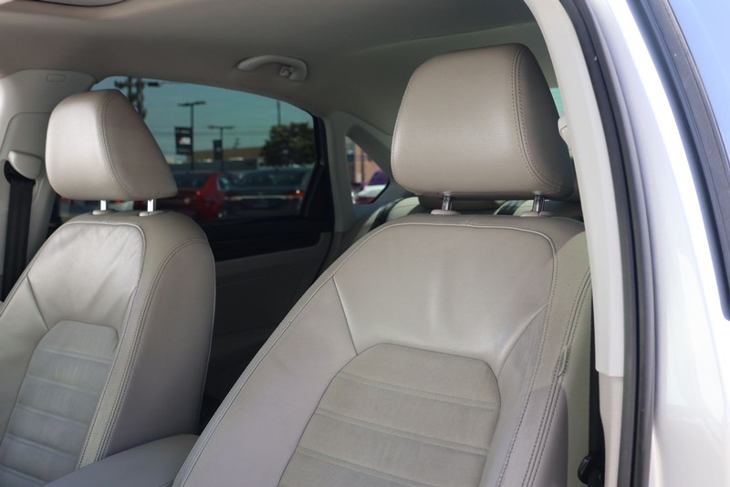 Volkswagen Passat Vehicle Full-screen Gallery Image 17
