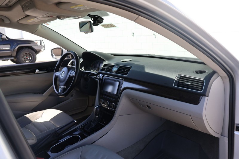 Volkswagen Passat Vehicle Full-screen Gallery Image 18