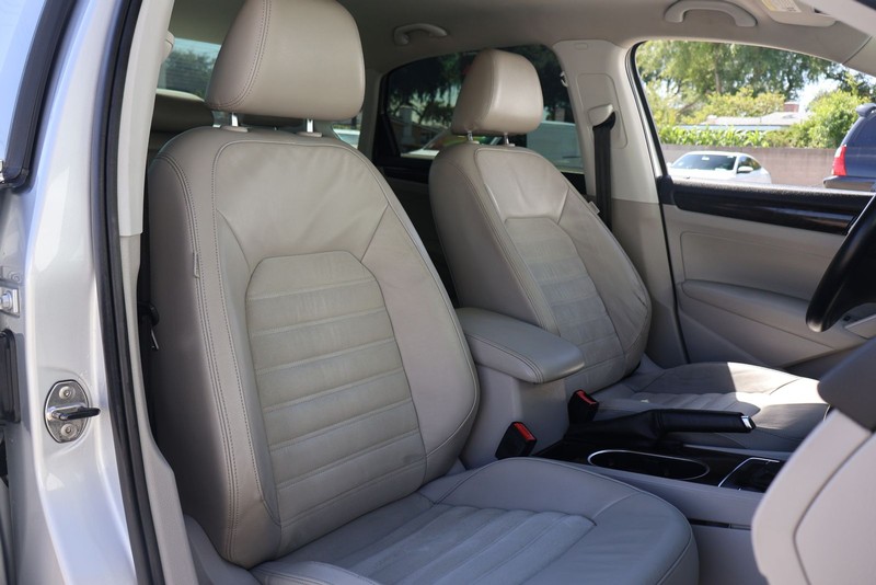 Volkswagen Passat Vehicle Full-screen Gallery Image 19