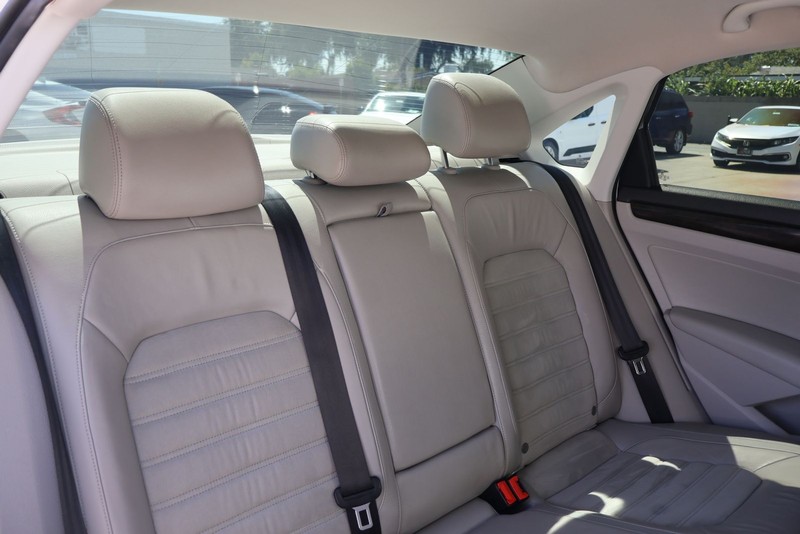 Volkswagen Passat Vehicle Full-screen Gallery Image 20