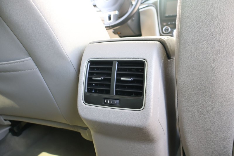 Volkswagen Passat Vehicle Full-screen Gallery Image 21