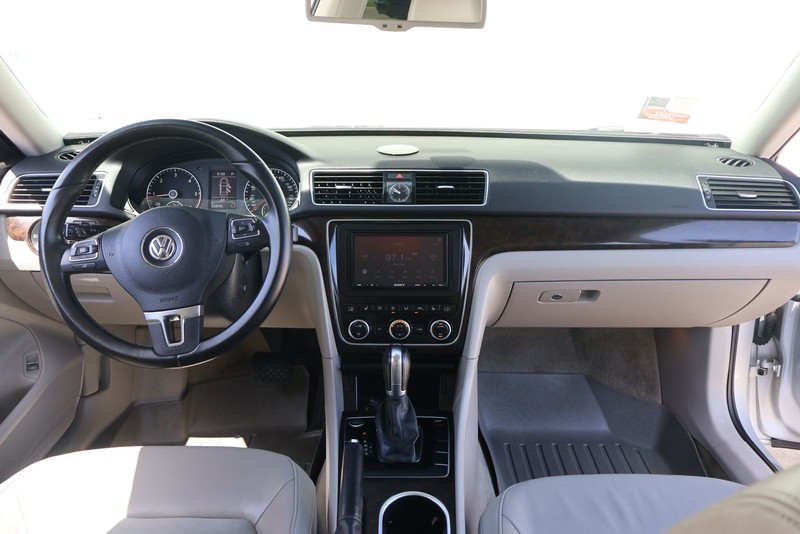 Volkswagen Passat Vehicle Full-screen Gallery Image 22