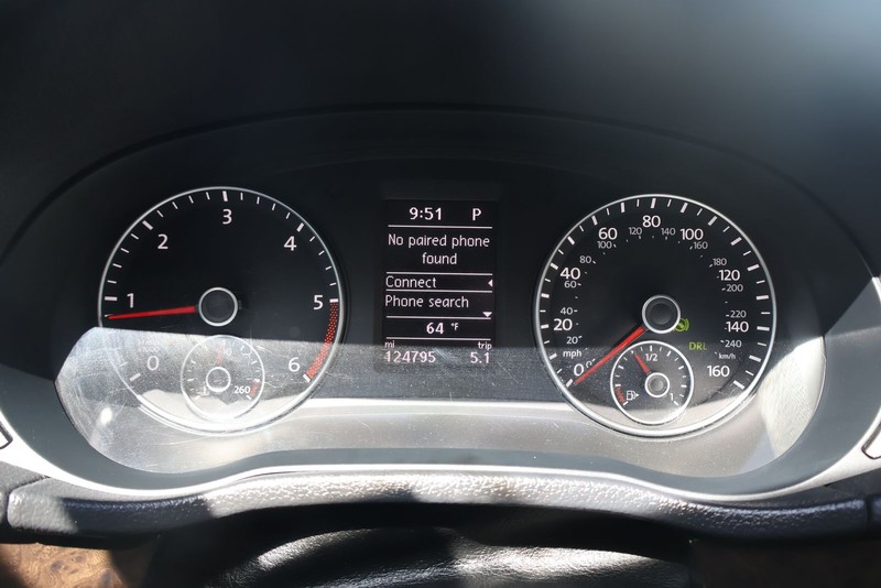 Volkswagen Passat Vehicle Full-screen Gallery Image 23