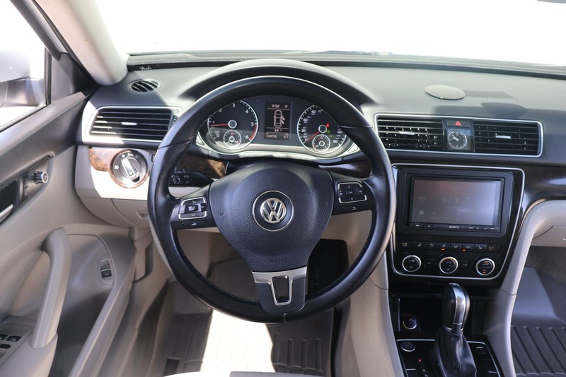 Volkswagen Passat Vehicle Full-screen Gallery Image 24