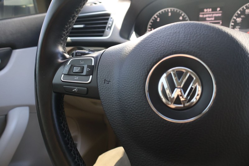 Volkswagen Passat Vehicle Full-screen Gallery Image 25