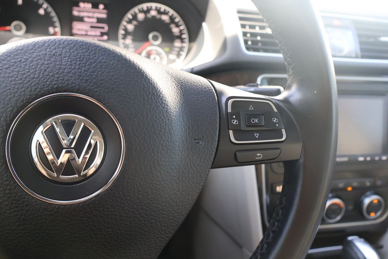 Volkswagen Passat Vehicle Full-screen Gallery Image 26